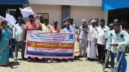 அகஸ்தீஸ்வரம்: நாகர்கோவில் அண்ணா விளையாட்டு அரங்கம் முன்பு எம்பி விஜய் வசந்திடம் மாற்றுத்திறனாளிகள் சங்கத்தினர் மனு கொடுக்கும் போராட்டம்
