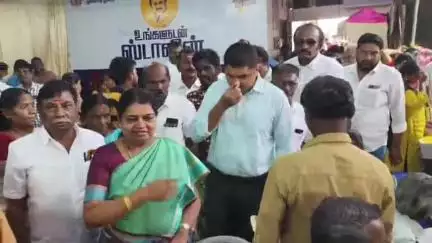 தூத்துக்குடி: அழகேசபுரத்தில் நடைபெற்ற உங்களுடன் ஸ்டாலின் திட்ட  முகாம் அமைச்சர் கீதா ஜீவன் பார்வையிட்டு பொது மக்களிடமிருந்து மனுக்களை பெற்றார்