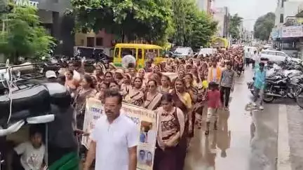 खरगौन: जिलेभर की स्व सहायता समूह की 500 से ज्यादा महिलाओं ने 8 सूत्री मांग को लेकर निकाली रैली।