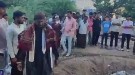 ఉరవకొండ: ఉరవకొండ చిన్న పీర్ల పండుగ సందర్భంగా అగ్నిగుండంలో నమాజ్ నిర్వహణ