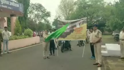 डिंडौरी: 'नशा मुक्ति अभियान' के तहत पुलिस जवानों ने SP ऑफिस से निकाली बाइक रैली, एसपी ने दिखाई हरी झंडी
