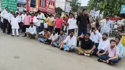 बीना: हरदा पुलिस के विरोध में क्षत्रिय समाज व करणी सेना ने सर्वोदय चौराहे पर किया प्रदर्शन, तहसीलदार को सौंपा ज्ञापन