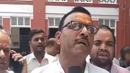 शाहजहांपुर: कलेक्ट्रेट में ऑल इंडिया फेयर प्राइस शॉप डीलर ने कोटेदारों के लाभांश खाद्यान्न बढ़ाने समेत 7 मांगों को लेकर दिया ज्ञापन