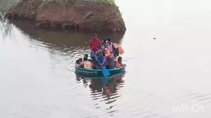 மேட்டுப்பாளையம்: தண்ணீரில் மூழ்கிய லிங்கா புரம்-காந்த வயல் இடையே உள்ள பாலம் - பள்ளி, பணிக்கு செல்ல பரிசல் பயணம் மேற்கொள்ளும் கிராம மக்கள்