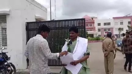 मंदसौर: शासकीय भूमि को बचाने के लिए केले के पत्ते व आवेदनों की माला पहनकर सुशासन भवन पहुंचा लाला खेड़ा गांव निवासी शख़्स
