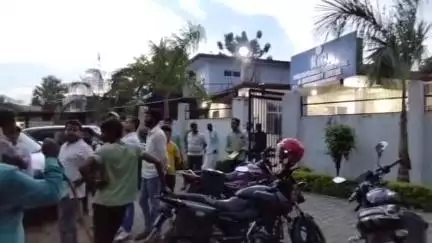बस्ती: जिगना चौराहे के पास स्थित केडी हॉस्पिटल पर लापरवाही का आरोप, परिजनों ने किया हंगामा, वीडियो सोशल मीडिया पर हो रहा वायरल