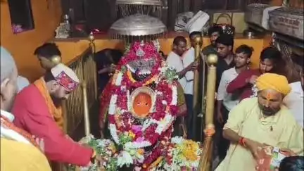 कादीपुर: बिजेथुआ महावीरन पावन धाम पर भव्य विशाल मेला लगा, श्रद्धालु कड़ी सुरक्षा के बीच कर रहे हैं पूजन-अर्चन