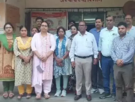 बिल्हौर: बिल्हौर CHC में सीएमओ का औचक निरीक्षण, 15 कर्मचारी गैर हाजिर, एक दिन का वेतन काटने का आदेश