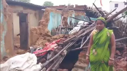 हंटरगंज: गेरुआ गांव में बारिश से गरीब परिवार का घर ढहा, बेघर परिवार ने जिला प्रशासन से मदद की गुहार लगाई