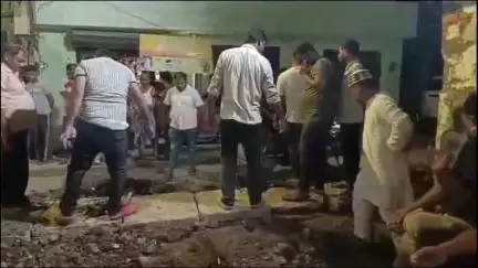 बरेली: वार्ड 10 बड़ी बिहार नूरी मस्जिद के निकट टूटी पुलिया का निर्माण कार्य लोगों ने चंदा कर कराया