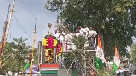 திருவண்ணாமலை: காமராஜரின் 123வது பிறந்த நாள் விழா - கிரிவல பாதையில் உள்ள அவரது சிலைக்கு காங்கிரஸ் கட்சியினர் மரியாதை செலுத்தினர்
