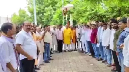 सुल्तानपुर: जिले में राशन विक्रेताओं ने कमीशन बढ़ाने व डोर स्टेप डिलीवरी की मांग को लेकर किया प्रदर्शन, वितरण रोकने की दी चेतावनी