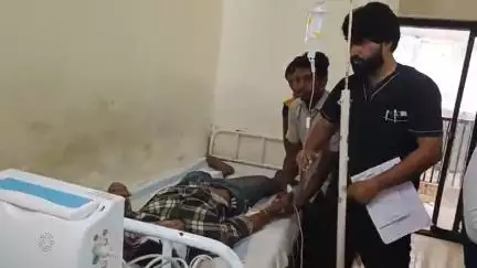 बुरहानपुर नगर: कारखेड़ा के पास खड़े आयशर वाहन से टकराकर बाइक सवार एक युवक की हुई मौत, दो अन्य घायल