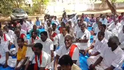 அறந்தாங்கி: சுகந்திர ஊராட்சி அரசு மருத்துவமனை கண்டித்து பொதுமக்கள் காத்திருப்பு போராட்டம் அதிகாரிகளோடு கட்டும் வாக்குவாதத்தில் ஈடுபட்ட பொதுமக்கள்