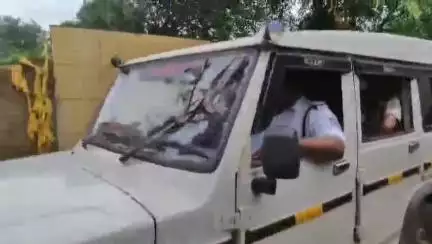 বারাবনী: নাবালিকার খুনের ঘটনায় নমুনা সংগ্রহ করলো ফরেনসিক দল নিয়ামতপুরে লাইনপার এলাকায়