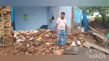 सिसई: सिसई नई बस्ती में भारी बारिश से नई बस्ती के सदर का घर और बाउंड्री गिरी