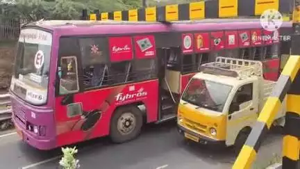 ஈரோடு: காளை மாட்டு சிலை பகுதியில் அரசு பேருந்து ரயில்வே பாலத்தில் சிக்கியதால் பரபரப்பு