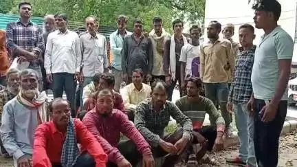 नरसिंहपुर: रांकई के लोगों ने पक्की सड़क की मांग हेतु कलेक्ट्रेट में किया प्रदर्शन, लगाए 'रोड नहीं तो वोट नहीं' के नारे #jansamasya