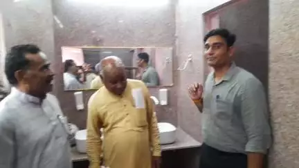डीग: नगर परिषद डीग ने अपने कार्यालय के पास महिलाओं के लिए पिंक टॉयलेट बनवाया, आयुक्त ने किया निरीक्षण