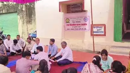 बेगुं: बेगू कृषि विभाग परिसर में कृषि पर्यवेक्षक संयुक्त समन्वय समिति ने 11 सूत्रीय मांगों को लेकर किया धरना प्रदर्शन