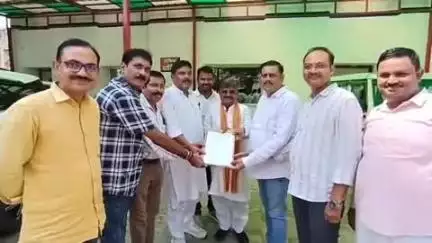 छात्र संख्या के आधार पर स्कूलों को बंद और विस्थापित करने का विरोध जारी, शिक्षक शक ने रुदौली विधायक को सौंपा ज्ञापन