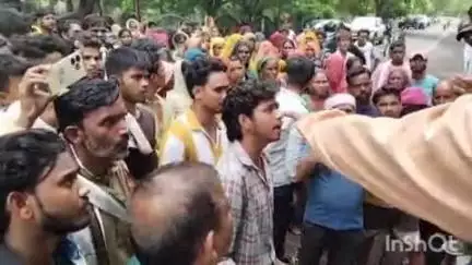 श्योपुर: फेसबुक पर अश्लील टिप्पणी से आदिवासी समुदाय में आक्रोश, विधायक के नेतृत्व में एसपी दफ्तर पर प्रदर्शन, युवती पर मामला दर्ज