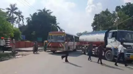 रामपुर: PWD गेस्ट हाउस के ठीक सामने रोडवेज और टैंकर के बीच हुई भिड़ंत, यातायात पुलिस अधिकारियों ने कराया सुलह समझौता