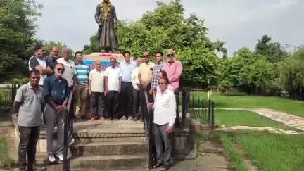झालरापाटन: जयराज पार्क में भवानी नाट्यशाला के 104वें स्थापना दिवस से पूर्व राजराणा भवानीसिंह की प्रतिमा पर आयोजित की गई संगोष्ठी
