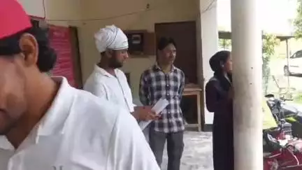 तमकुही राज: तमकुहीराज क्षेत्रीय खाद्य अधिकारी के कार्यालय में 11 बजे तक नहीं पहुँचे जिम्मेदार, लोगों ने लगाया गम्भीर आरोप #Jansamsya