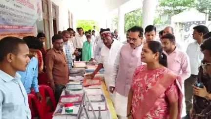 मंझनपुर: विश्व युवा कौशल दिवस पर युवाओं को मिला रोजगार का तोहफा, 11 सेवायोजित अभ्यर्थियों को मंझनपुर कलेक्ट्रेट में सम्मानित किया गया