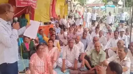 शाहजहांपुर: खिरनी बाग में सेवानिवृत कर्मचारी एवं पेंशनर्स एसोसिएशन के कार्यकर्ताओं ने तमाम समस्याओं को लेकर किया धरना प्रदर्शन