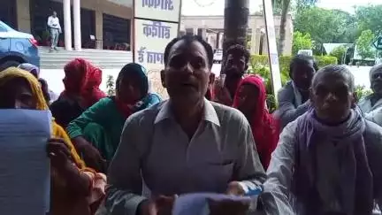 फाजलपुर गांव के कश्यप लोग बागपत कलेक्ट्रेट में धरने पर पहुंचे 2 दिन पूर्व कश्यप समाज के मकान में पुलिस की मौजूदगी में