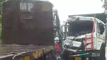 दुधि: हथवानी गांव के पास ट्रेलर और हाइवा की टक्कर में ट्रेलर का खलासी गंभीर रूप से घायल, अस्पताल में इलाज जारी