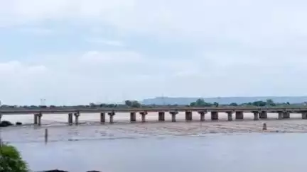त्योंथर: त्यौंथर में नदिया उफान पर, बाढ़ की आशंका, एसडीओपी ने लोगों से नदी-नालों से दूर रहने की अपील की