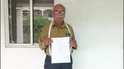 पन्ना: क्रमोन्नति का पैसा पाने के लिए 7 साल से भटक रहा पूर्व शिक्षक, पेट्रोल डालकर आग लगाने की दी चेतावनी