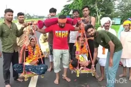 देवास नगर: भीमसी गांव निवासी बुजुर्ग दंपति को बाबा महाकाल का दर्शन कराने निकले 4 'श्रवण कुमार'