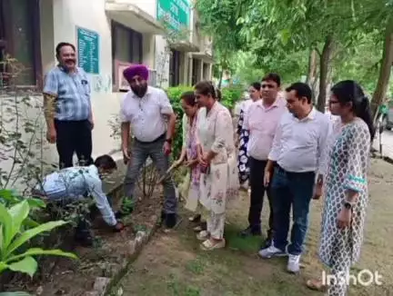 ਤਰਨਤਾਰਨ: ਦਫਤਰ ਸਿਵਲ ਸਰਜਨ ਤੇ ਸਰਕਾਰੀ ਹਸਪਤਾਲ ਤਰਨ ਤਾਰਨ ਵਿਖ਼ੇ ਨਾਨਕ ਬਾਗ਼ੀਚੀ ਮੁਹਿੰਮ ਤਹਿਤ ਵੱਖ ਵੱਖ ਕਿਸਮਾਂ ਦੇ ਬੂਟੇ ਲਗਾਏ