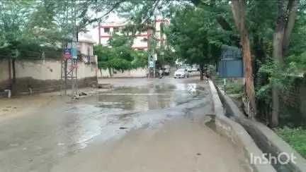 चूरू: पीडियू मेडिकल कॉलेज चूरू के आगे गंदे पानी का भराव, राहगीरों को आने-जाने में हो रही परेशानी