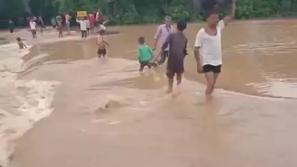 तालबेहट: देवरान में बारिश और पानी के तेज बहाव से फटा नाला, ग्रामीणों में मचा हड़कंप, जान जोखिम में डालकर पार कर रहे नाला