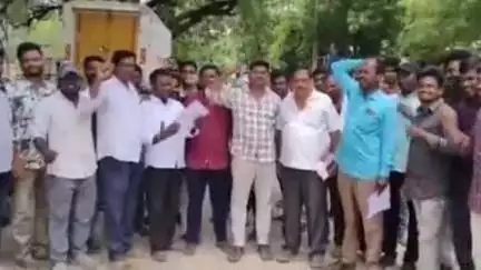 మార్కాపురం: జేఎల్ఎంలకు ప్రమోషన్లు కల్పించాలని డివిజన్ విద్యుత్ శాఖ కార్యాలయం నందు జేఎల్ఎంలు నిరసన