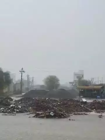 अनूपगढ़: अनूपगढ़ में तेज बरसात के कारण वार्ड नंबर 30 से कल्याण भूमि की ओर जाने वाली सड़क टूटी