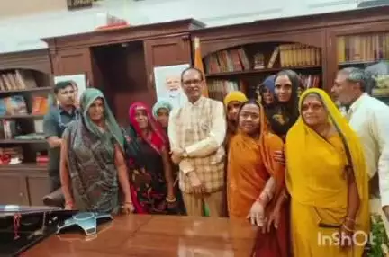 कन्नौद: रेलवे लाइन भूमि अधिग्रहण पर महिला किसानों ने कृषि मंत्री से की मुलाक़ात, समस्या हल न होने पर इच्छामृत्यु की चेतावनी