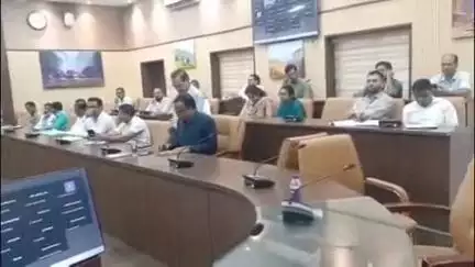 छिंदवाड़ा नगर: कलेक्टर ने कलेक्टर कार्यालय के सभा कक्ष में जनसुनवाई की