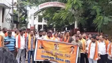 ಧಾರವಾಡ: ಶ್ರೀರಾಮ ಸೇನೆಯ ಜಿಲ್ಲಾಧ್ಯಕ್ಷ ಅಣ್ಣಪ್ಪ ದಿವಟಗಿ ಮೇಲೆ ಮಾರಣಾಂತಿಕ ಹಲ್ಲೆ ಖಂಡಿಸಿ ನಗರದ ಜಿಲ್ಲಾಧಿಕಾರಿ ಕಚೇರಿ ಎದುರು ಪ್ರತಿಭಟನೆ