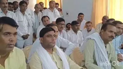 बागपत: PW गेस्ट हाउस में सांसद व विधायक के सामने ग्राम प्रधानों ने प्रशासन के खिलाफ खोला मोर्चा, सामूहिक इस्तीफे की चेतावनी