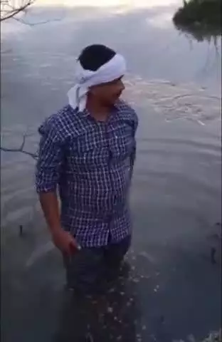 ग्वालियर गिर्द: ग्वालियर में टूटे चेंबर के बहते पानी में खड़े होकर किसान ने किया सीताराम-सीताराम का जाप