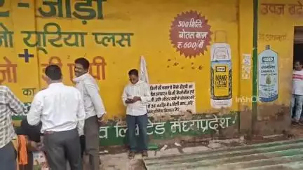 होशंगाबाद नगर: कृषि उपज मंडी में स्थित मार्कफेड के गोदाम में खाद के लिए किसानों की लग रही लाइन किसान हो रहे परेशान#jansamsya
