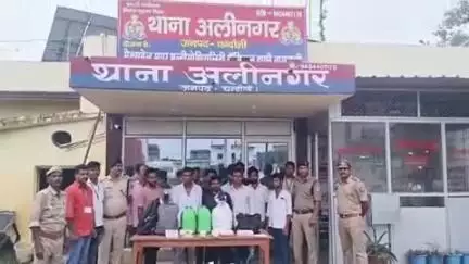 चंदौली: पीडीडीयू नगर के हनुमान मंदिर के पास से पुलिस ने 11 शराब तस्करों को किया गिरफ्तार, अवैध शराब बरामद