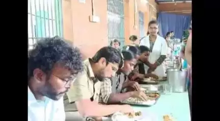 కావలి: అల్లూరు: విద్యార్థినులతో కలిసి భోజనం చేసిన నెల్లూరు జిల్లా కలెక్టర్ ఆనంద్...