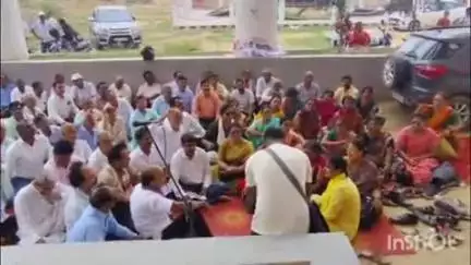 आरा: आरा के वीर कुंवर सिंह विश्वविद्यालय में वित्त रहित कॉलेज के शिक्षकों ने शिक्षा नीति के खिलाफ एक दिवसीय धरना आयोजित किया